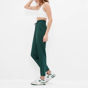 NWT Gapfit high rise runaround pant in emerald green